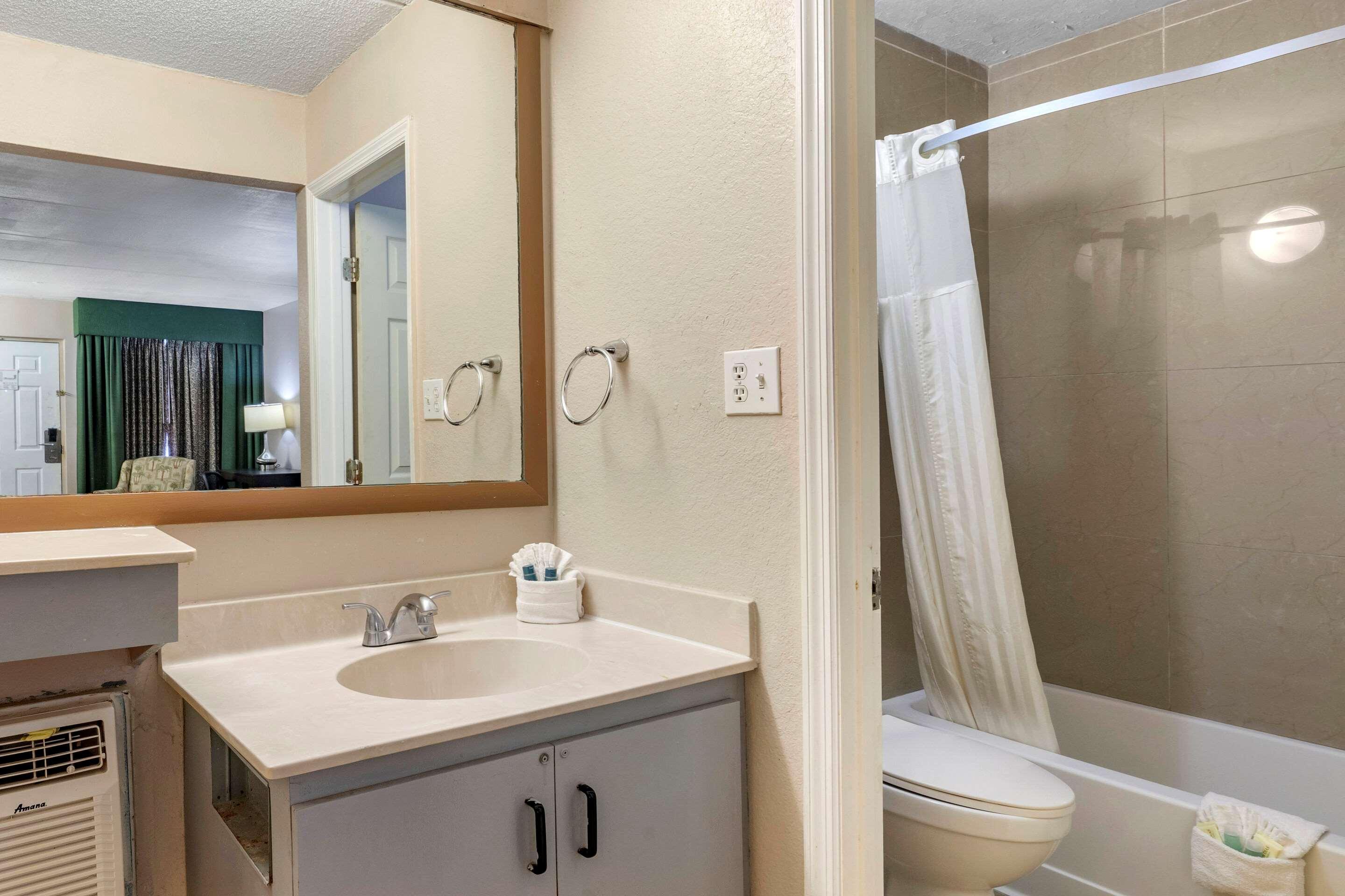 Rodeway Inn Clearwater-Dunedin Extérieur photo