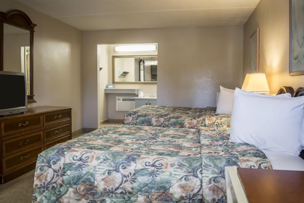 Rodeway Inn Clearwater-Dunedin Extérieur photo